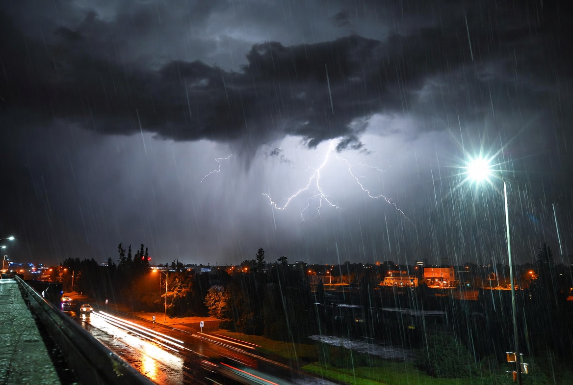 Sistema de tormentas gana fuerza y pone bajo alerta a varias regiones