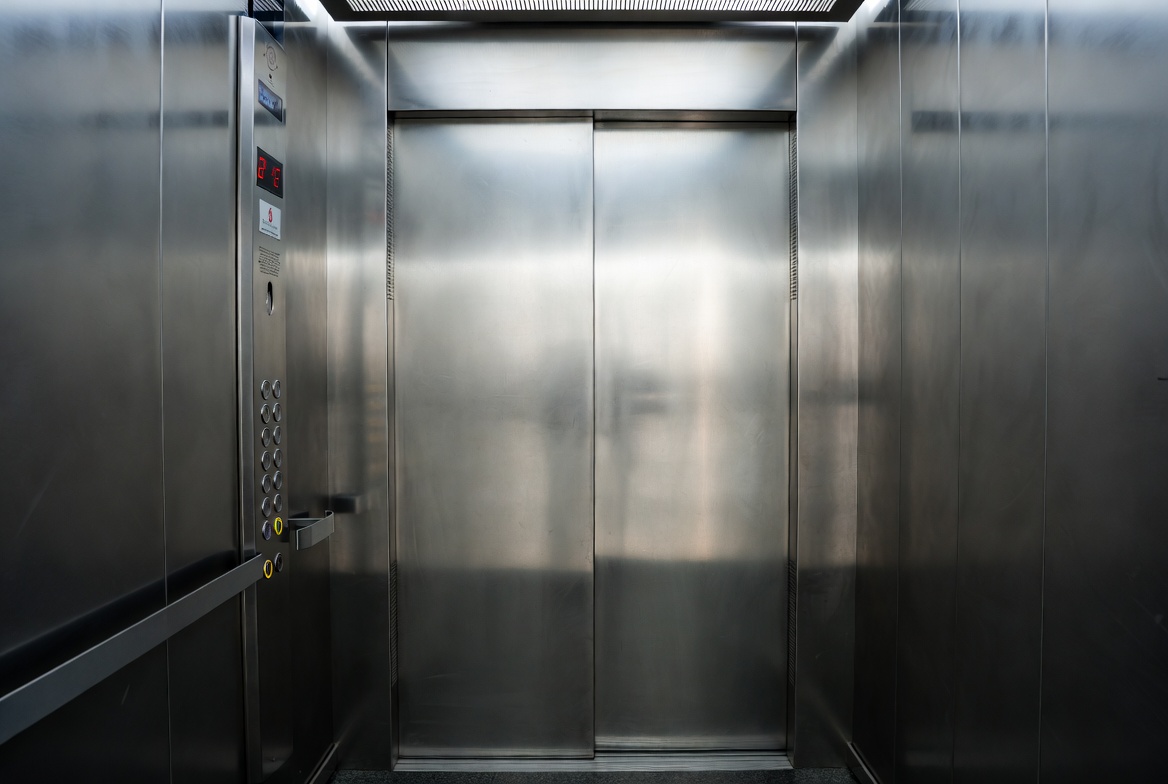 Ascensores fuera de servicio en IPS Central impactan a usuarios