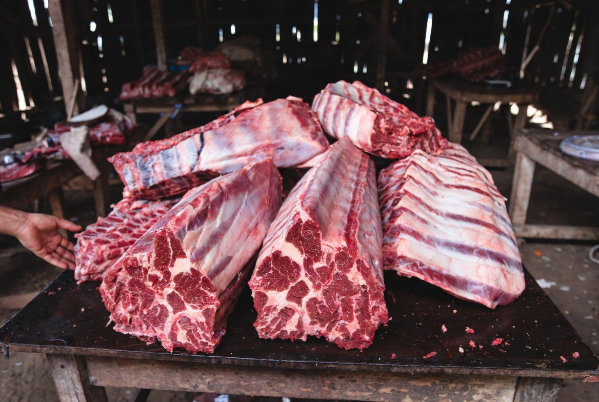 Suba de precios dispara contrabando de carne y combustible y activa controles