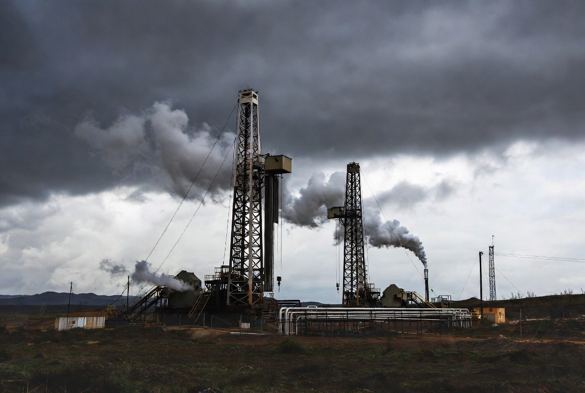 Tensión con Irán empuja el petróleo y sacude mercados globales