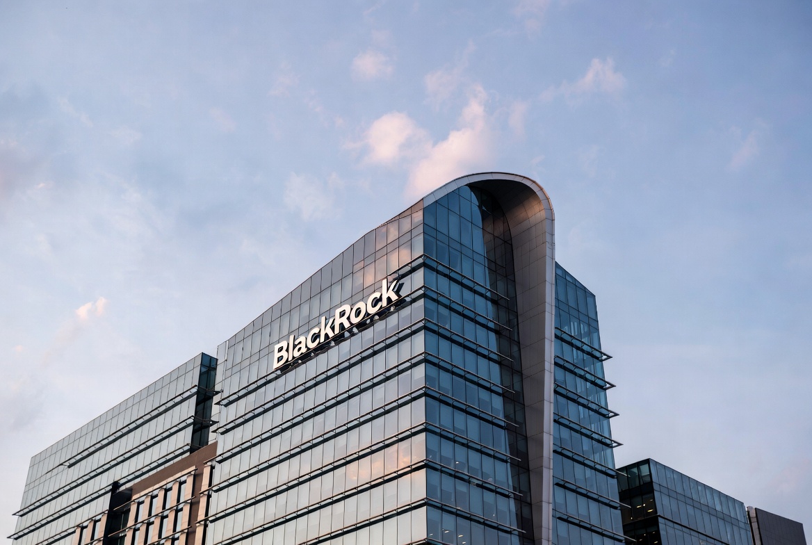 BlackRock ajusta cartera y reduce exposición a bonos para priorizar acciones