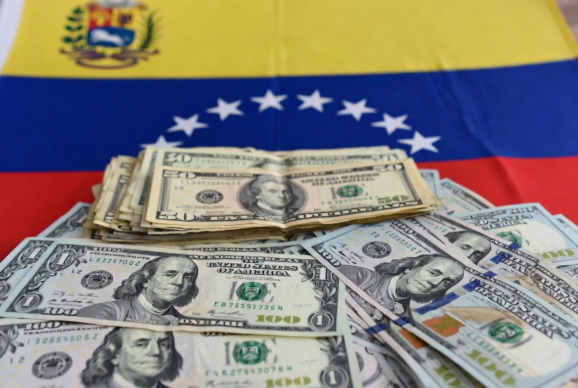 Gobierno venezolano ajusta el salario mínimo a USD 240 mientras crecen las protestas