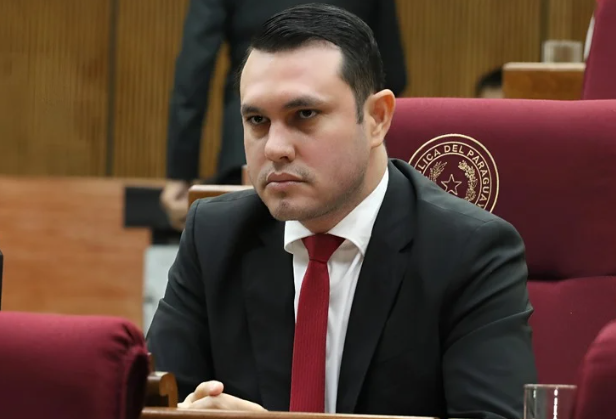 El abogado Hernán Rivas presenta renuncia al senado en medio del escándalo por título falso