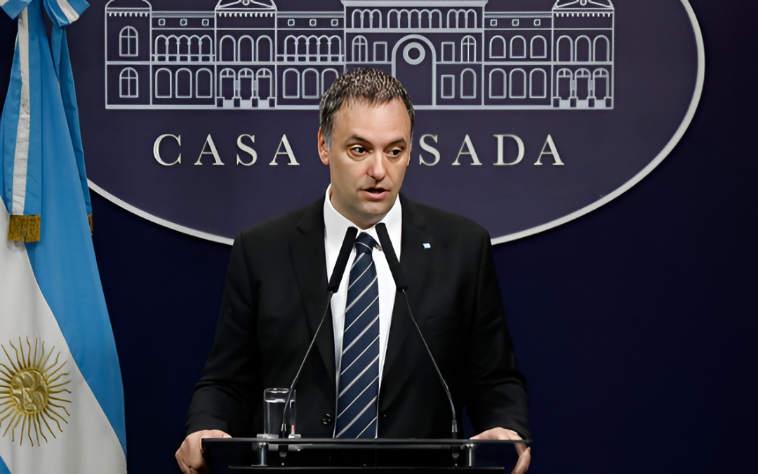 La salida de Manuel Adorni sacude al Gobierno argentino después de meses de dudas sobre viajes y propiedades