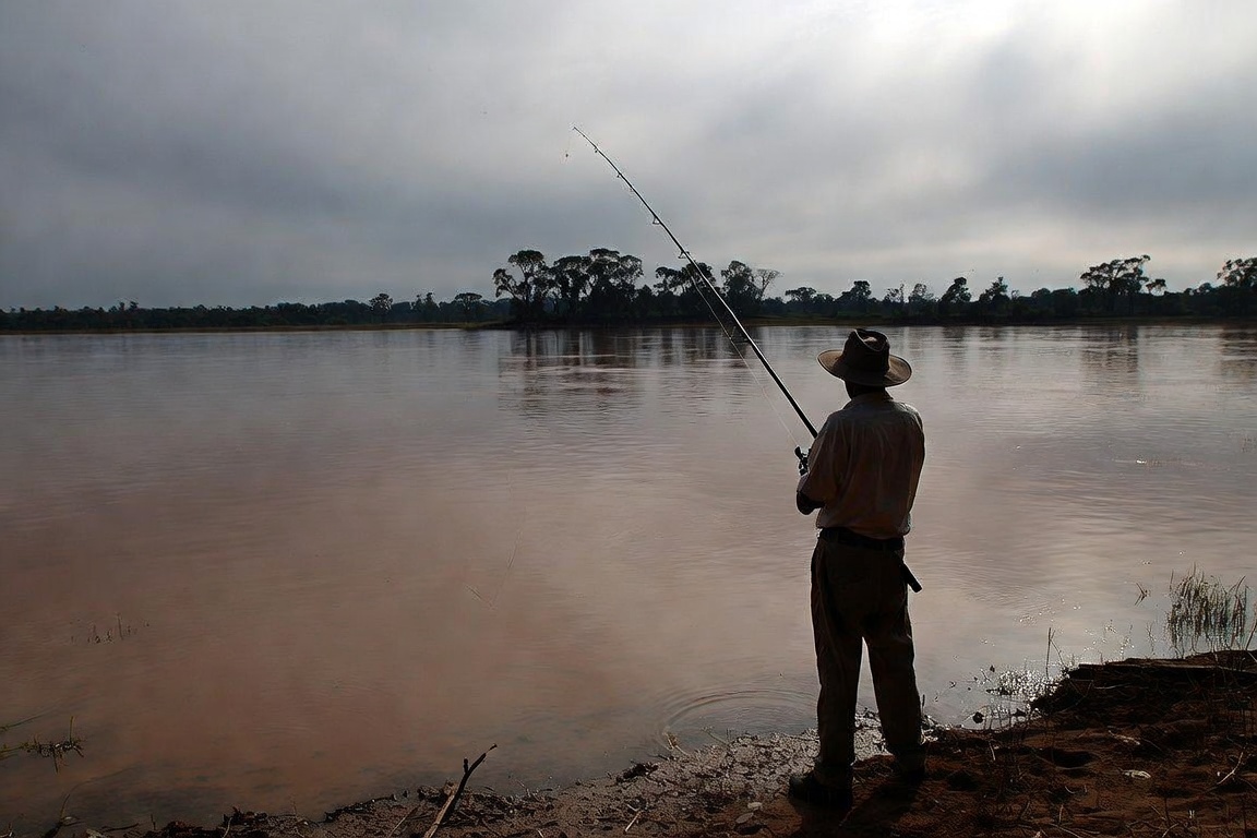 El Paraná subió pero la pesca sigue parada por algas y frío que dejan sin trabajo a familias de Ayolas