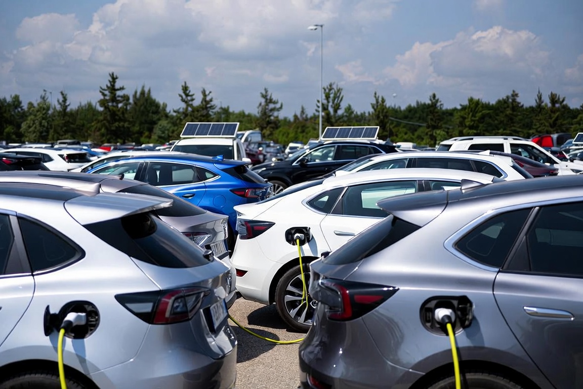 La importación de autos eléctricos e híbridos pegó un salto de 65% pero el país sigue lejos de sus vecinos