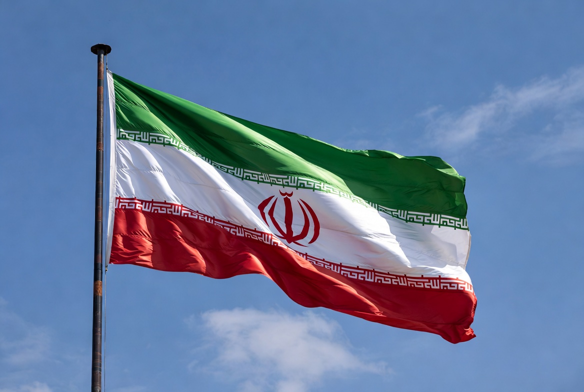 Irán golpea instalaciones clave en Kuwait y obliga a suspender vuelos mientras el petróleo vuelve a subir por la escalada militar