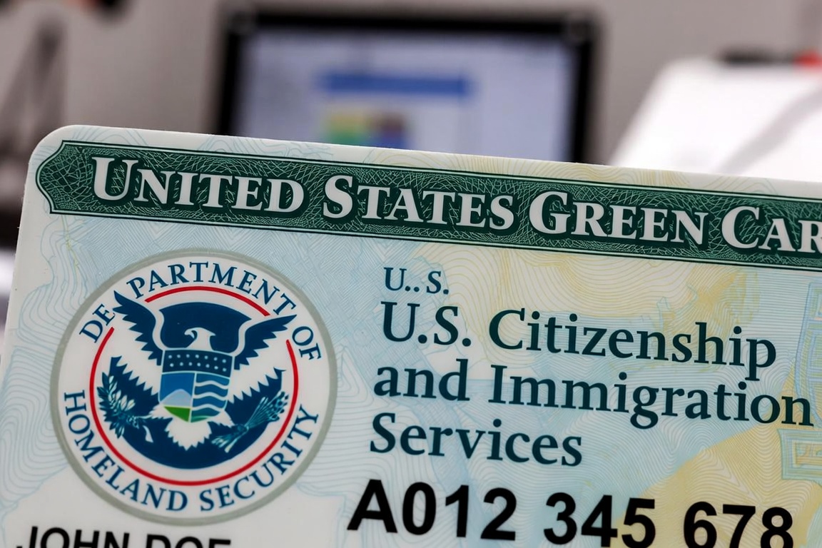 ¿Quiénes podrán seguir con la residencia en Estados Unidos tras los nuevos cortes fijados para agosto de 2026?