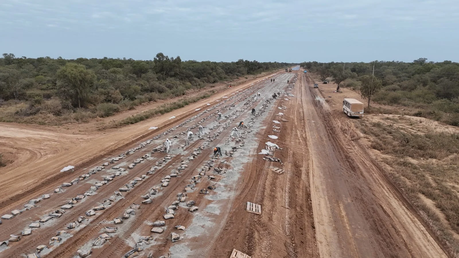 La Bioceánica empieza a recibir asfalto rumbo a Argentina y avanza sobre 52 kilómetros del último sector chaqueño