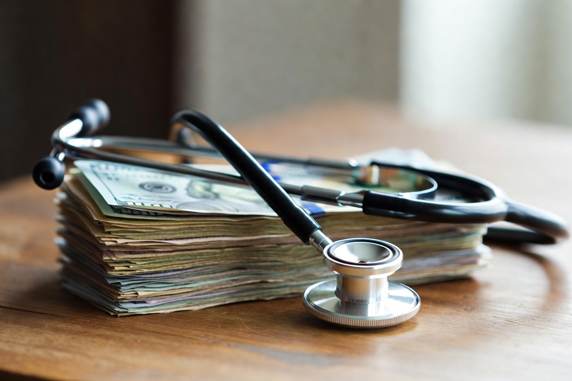 Médicos cobran desde G. 5 millones por solo 12 horas semanales y aun así paran hospitales para exigir más mientras pacientes pierden consultas