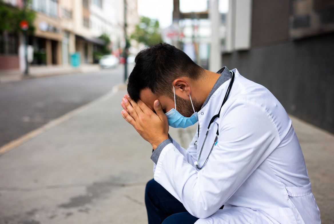 A médicos no les alcanza con trabajar el equivalente a 2 dias al mes por Gs. 5 millones, renuncias darían paso a  vancancias laborales  en el sector público