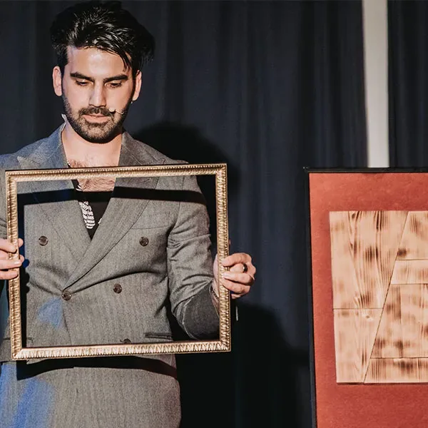 Personalisierte Zaubershow: Elias Noro mit goldenem Bilderrahmen