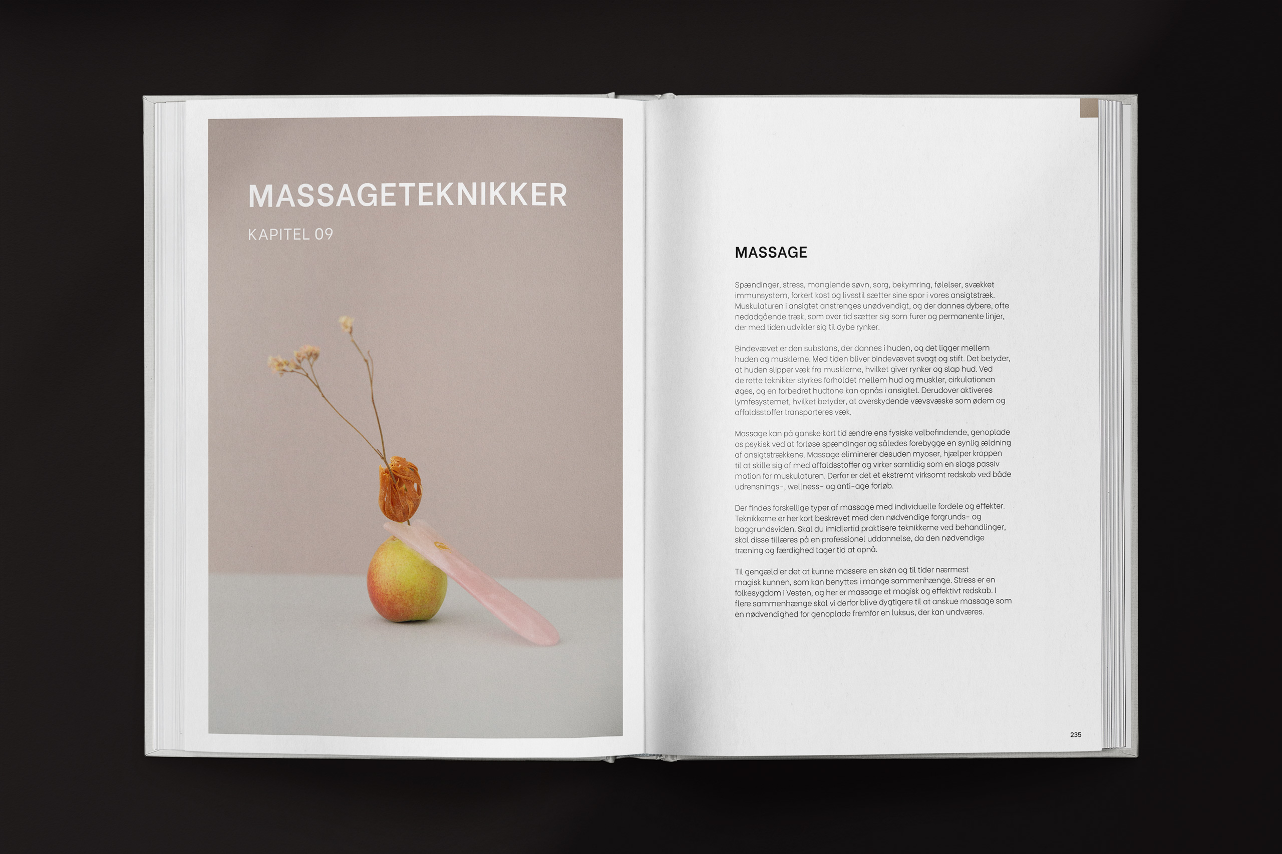 Two-page spread from a skincare and wellness book featuring the start of Chapter 09 titled “Massageteknikker” (Massage Techniques). The left page includes minimalist artwork showing a balanced composition of a pink jade massage tool, an apple, and dried flowers on a pastel background. The right page begins the chapter with an introductory section on “Massage” in Danish, discussing its benefits for stress relief, muscle tension, lymphatic drainage, and overall wellness.