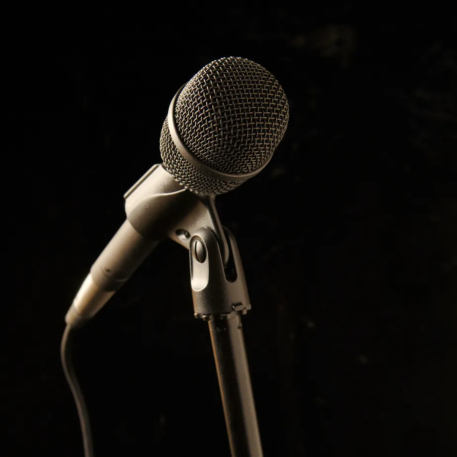 Microphone on microphone stand