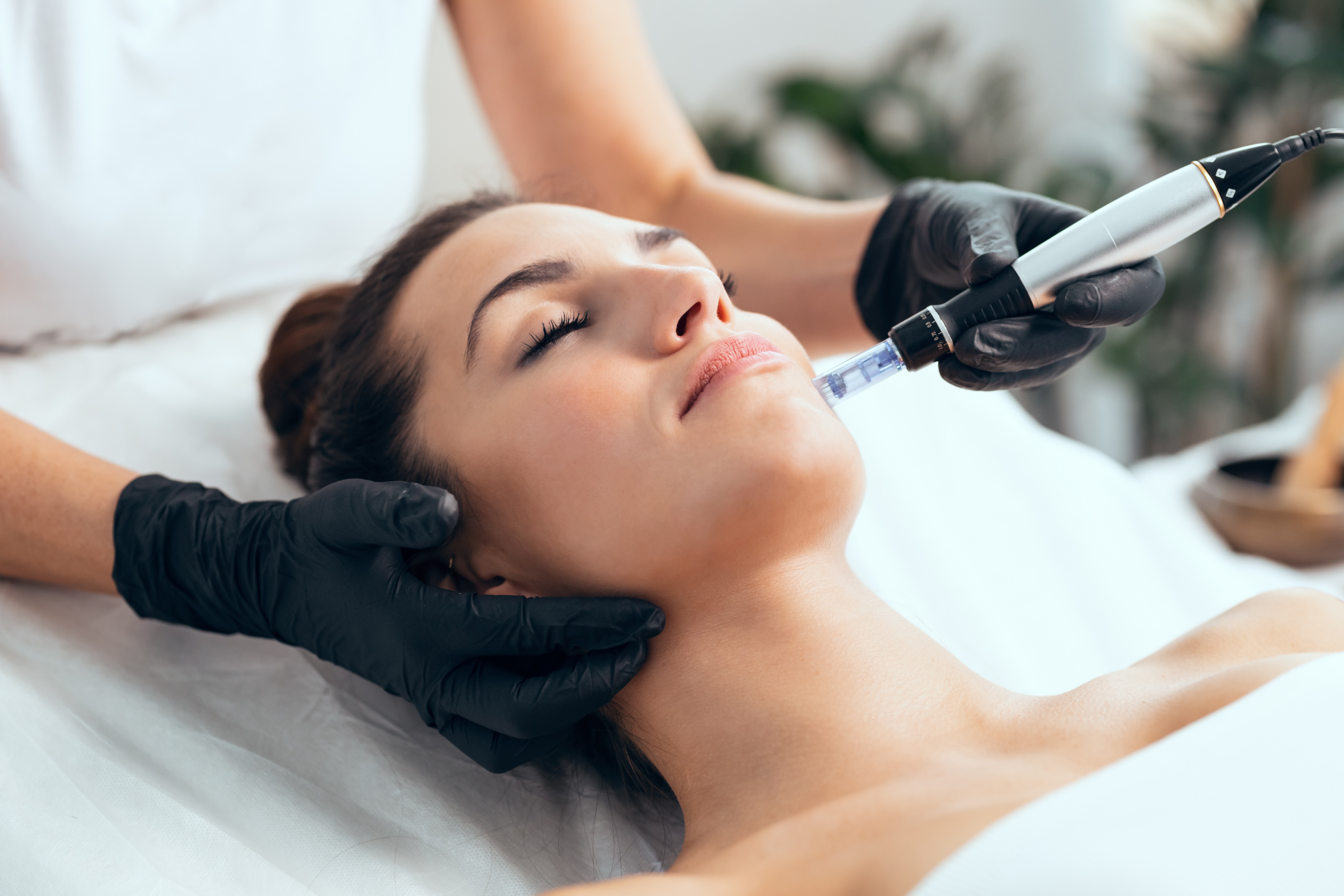 Microdermabrasion, Frau, Handschuhe, weiß, Kosemtikbehandlung

