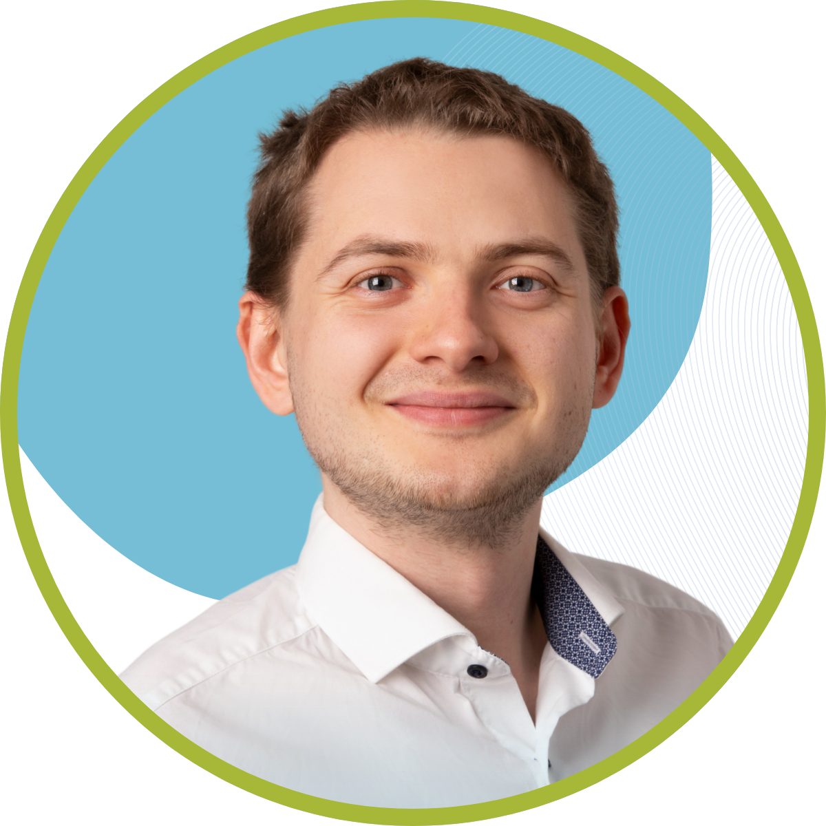 Zu sehen ist der Ansprechpartner Kirill Schmidt. Kirill lächelt freundlich und lädt zur Kontaktaufnahme ein.