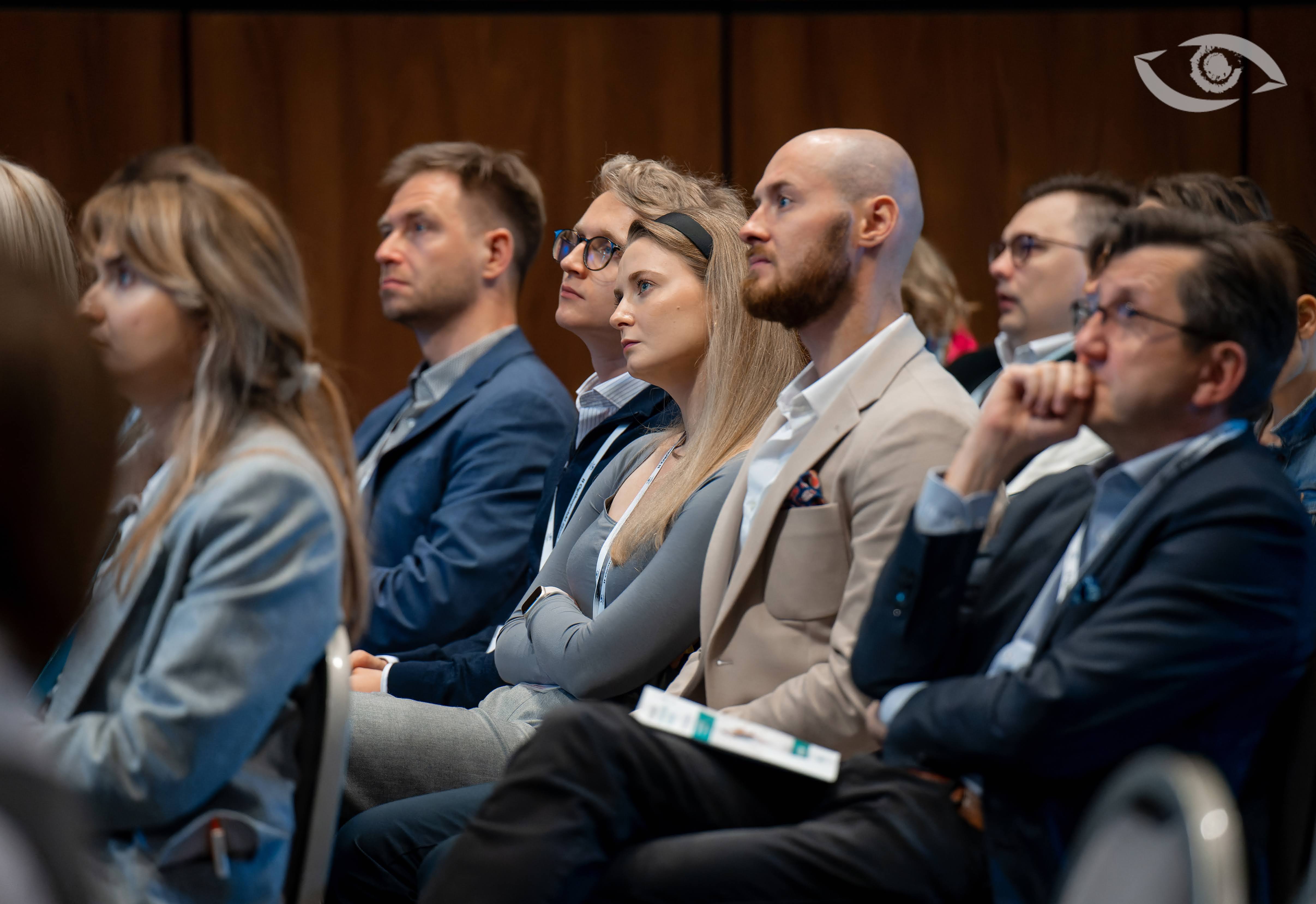 A stylish modern house by Horizon Studio showcasing a wooden roof and transparent glass walls.