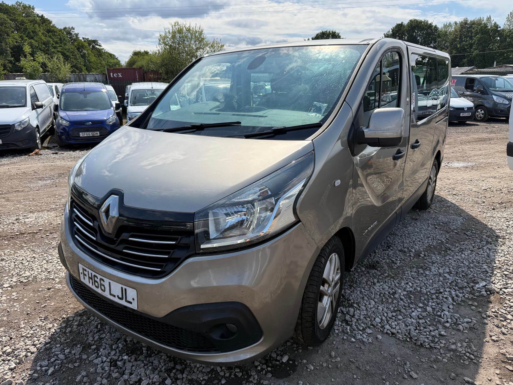 66 plate Renault Trafic Sport 9 seater minibus ulez engine knocking needs No Vat