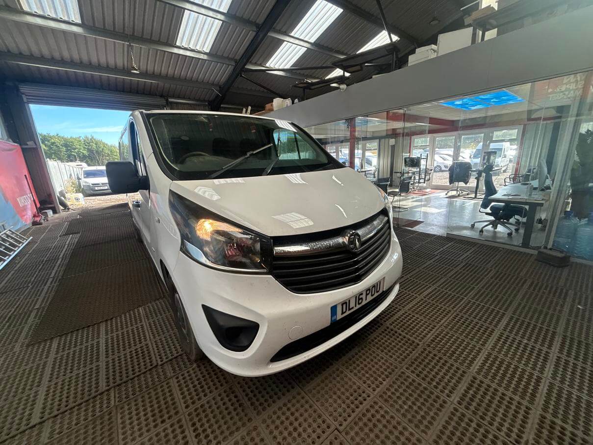 2016 Vauxhall Vivaro Trafic 1.6 Cdti starts runs needs timing chain repair NoVat