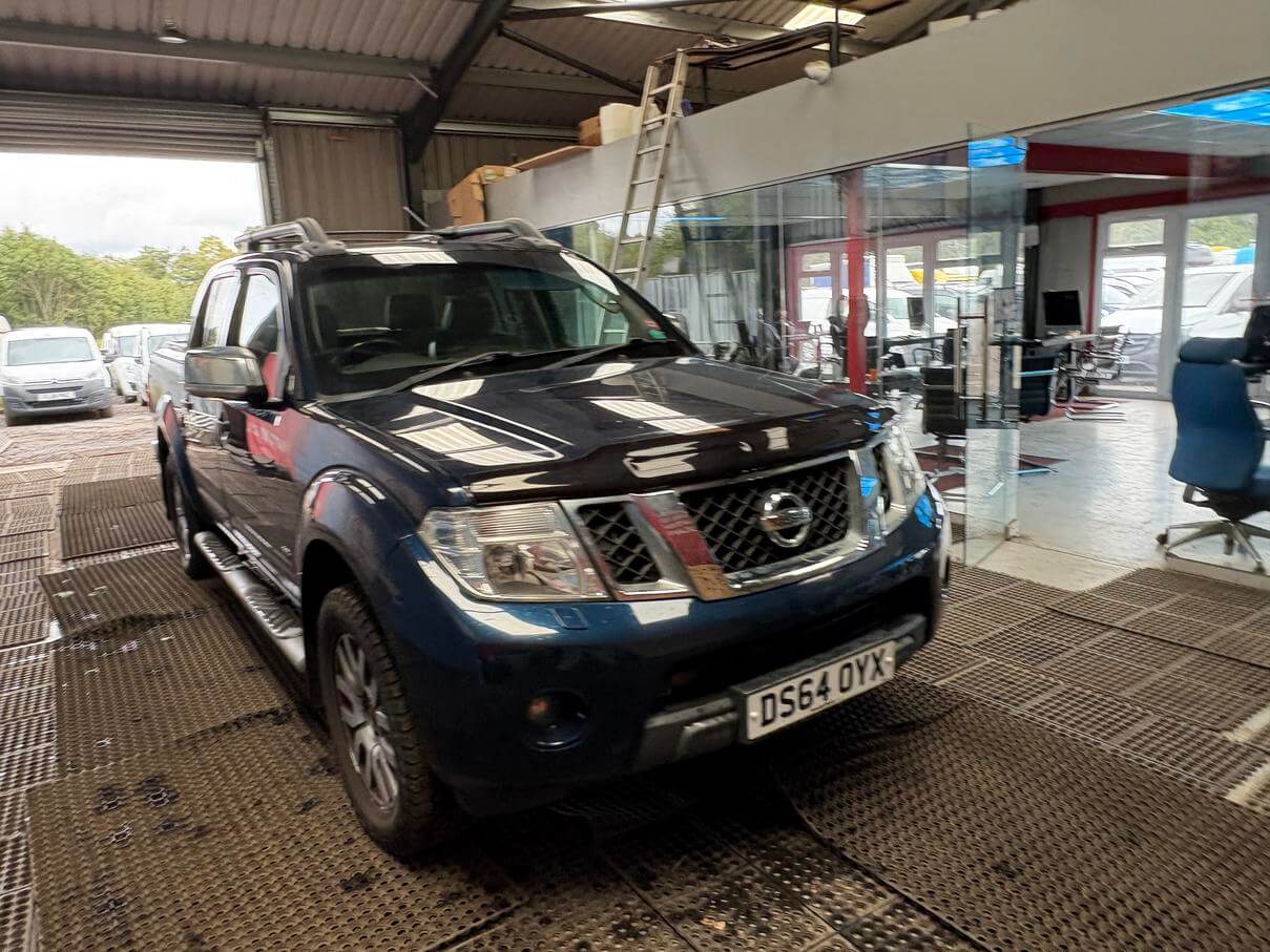 64 Plate Nissan Navara Outlaw 2.5 Automatic top spec load cover tow bar No Vat