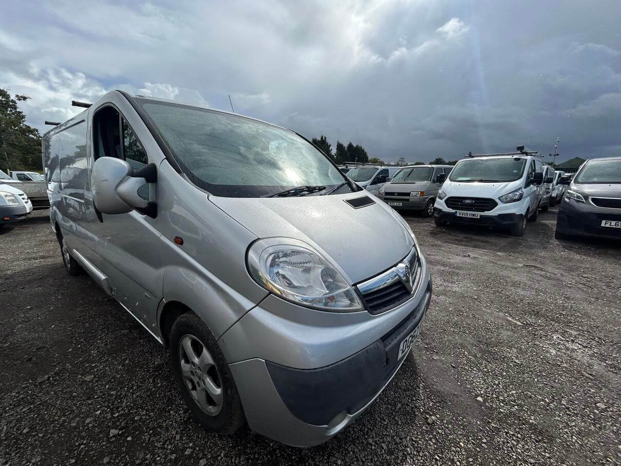 62 Plate Vauxhall Vivaro Trafic Sportive 2.0 Cdti Lwb silver fresh mot No Vat