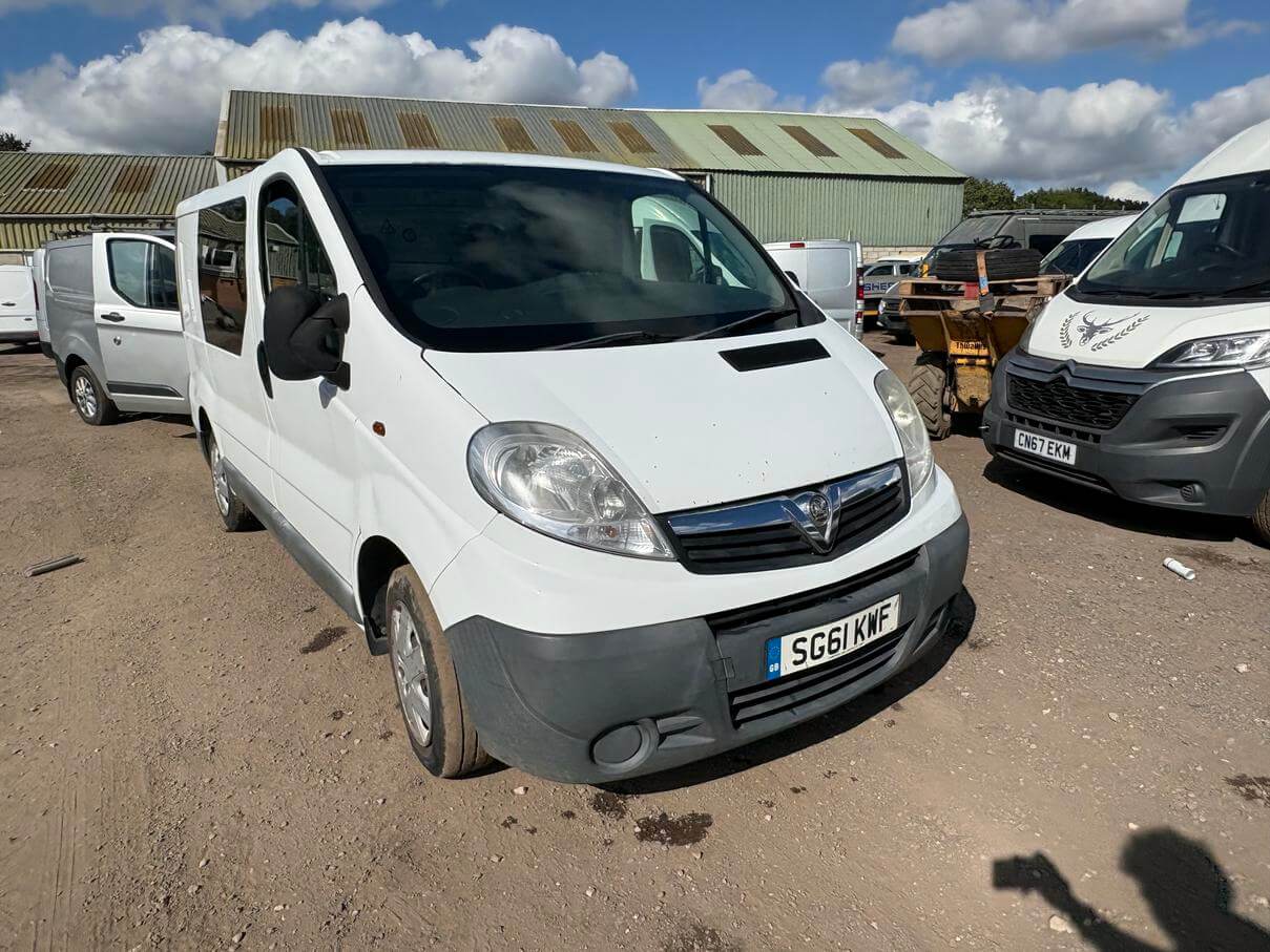 61 Plate Vauxhall Vivaro Trafic 2.0 Cdti side windows starts drives needs repair