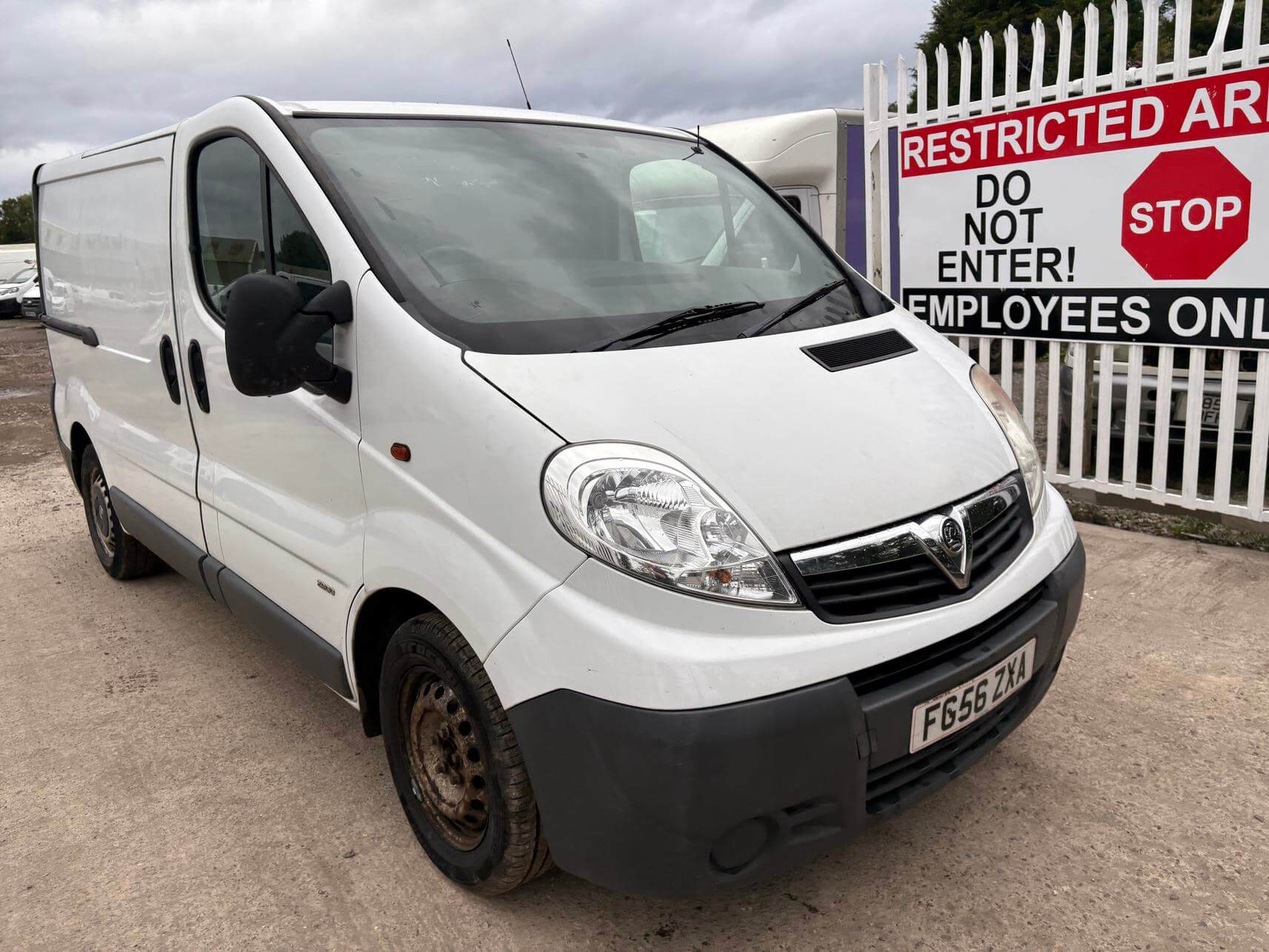 56 Plate Vauxhall Vivaro Trafic 1.9 Cdti Swb ex BT van 80k miles No Vat bargain