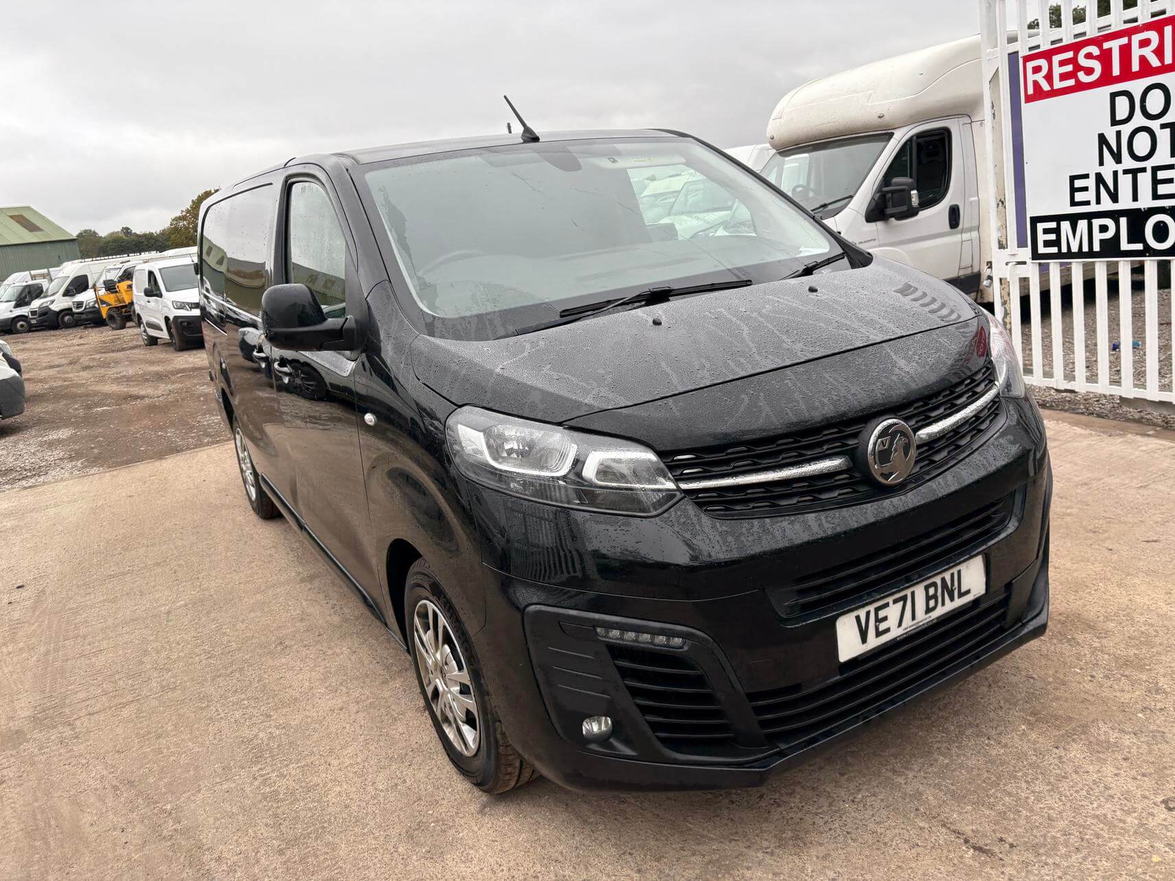 71 Plate Vauxhall Vivaro Trafic F3100 Black Sportive Lwb Euro 6 Vat Inc bargain