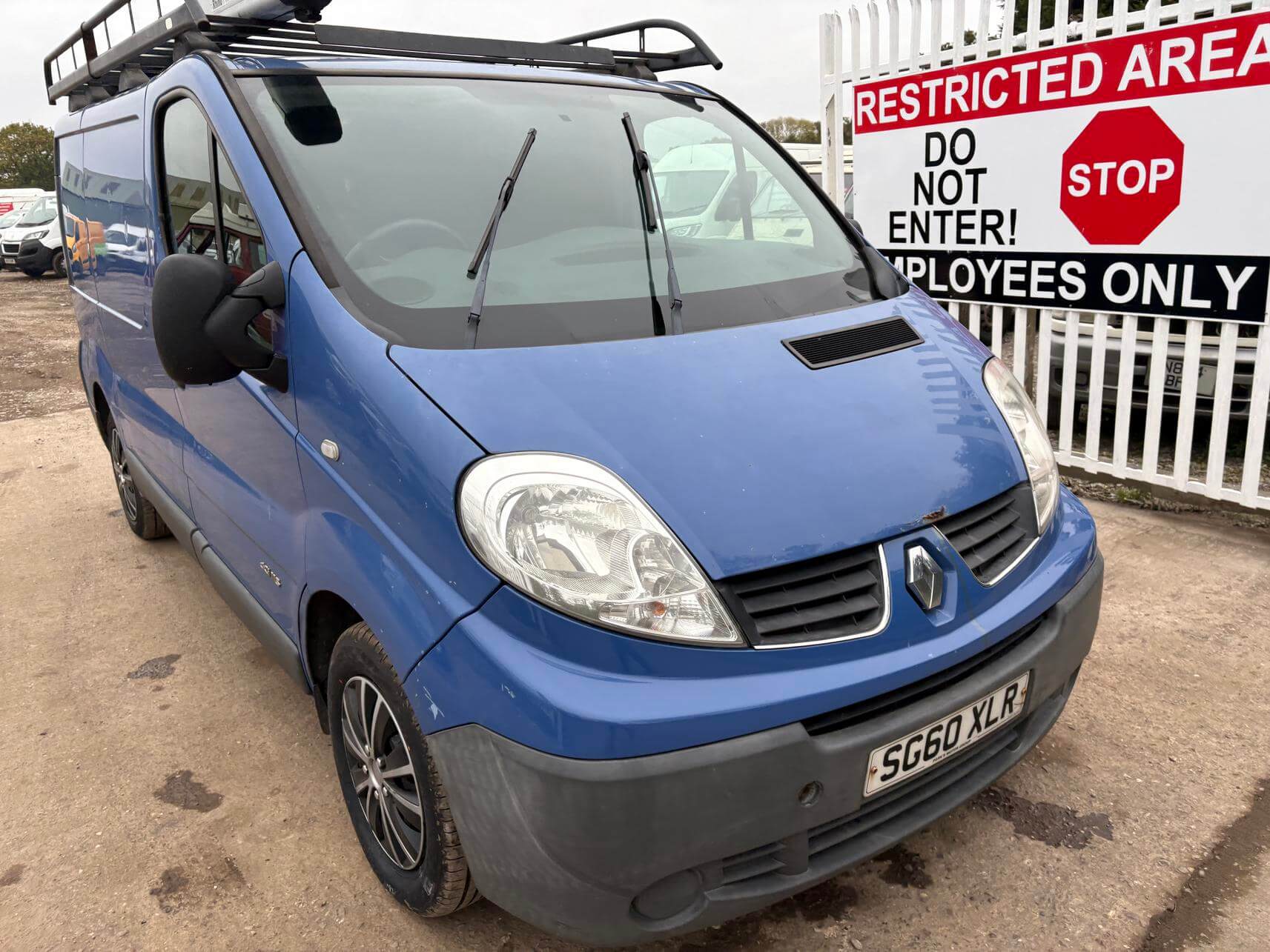 60 Plate Renault Trafic Vivaro SWB 2.0 115 Blue rhino rack 12 months mot No Vat