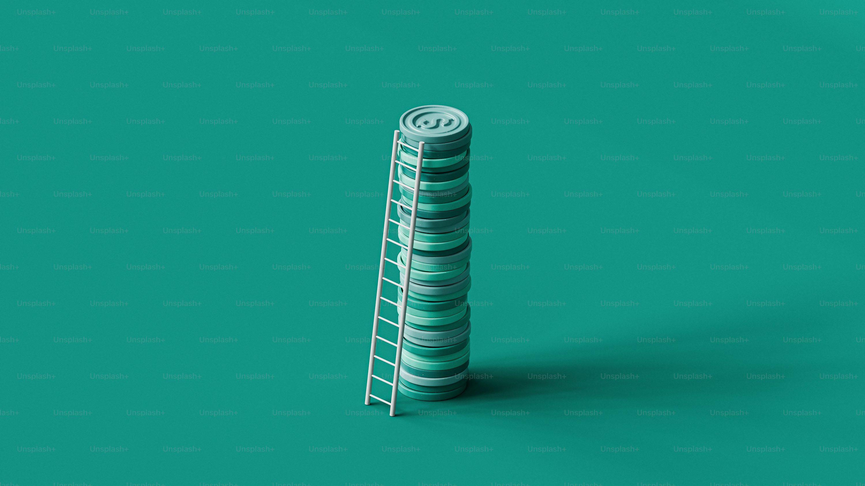 una pila alta de pilas de monedas sobre una superficie verde