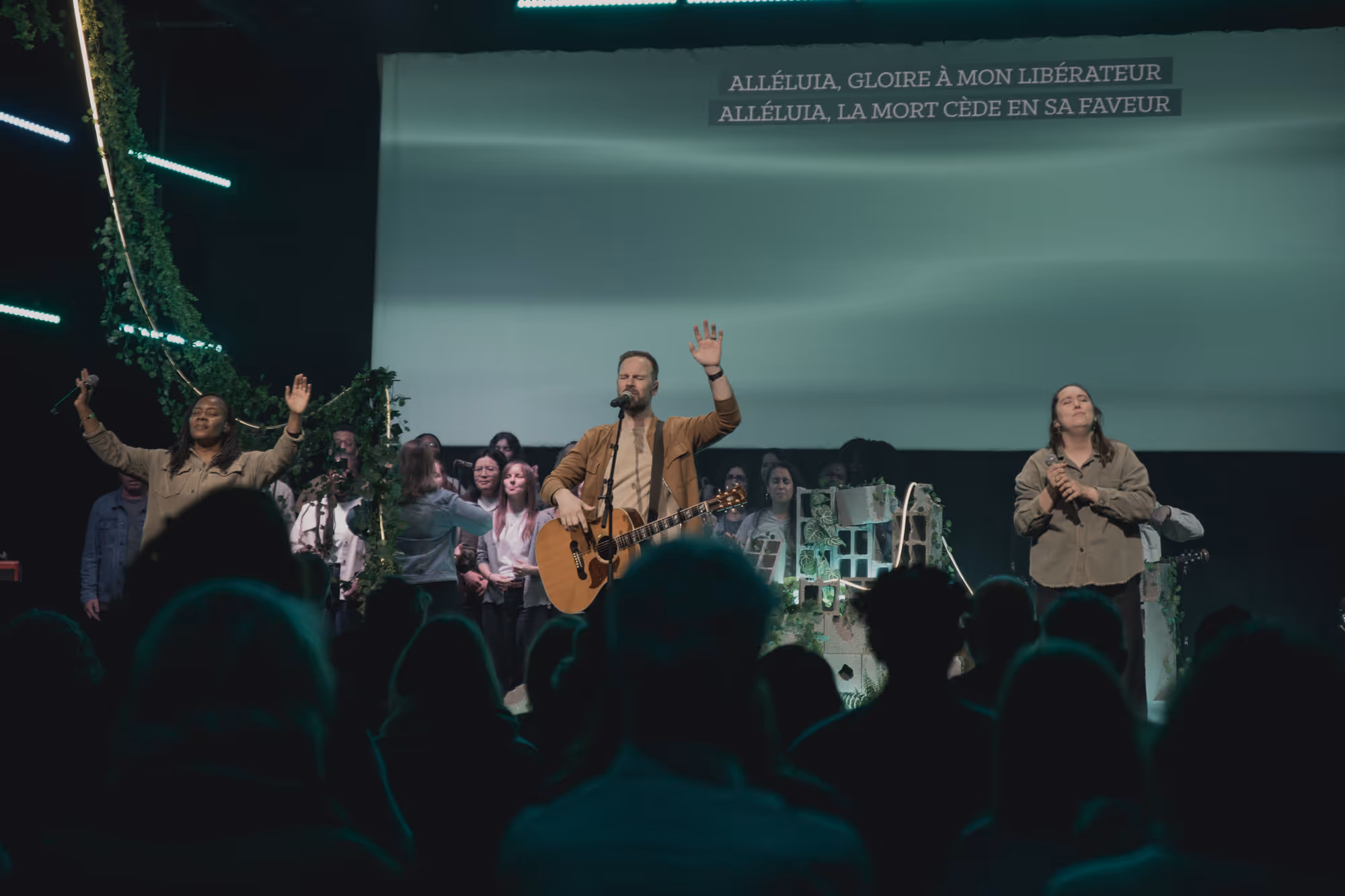 Musiciens sur scène, chantons devant un public.