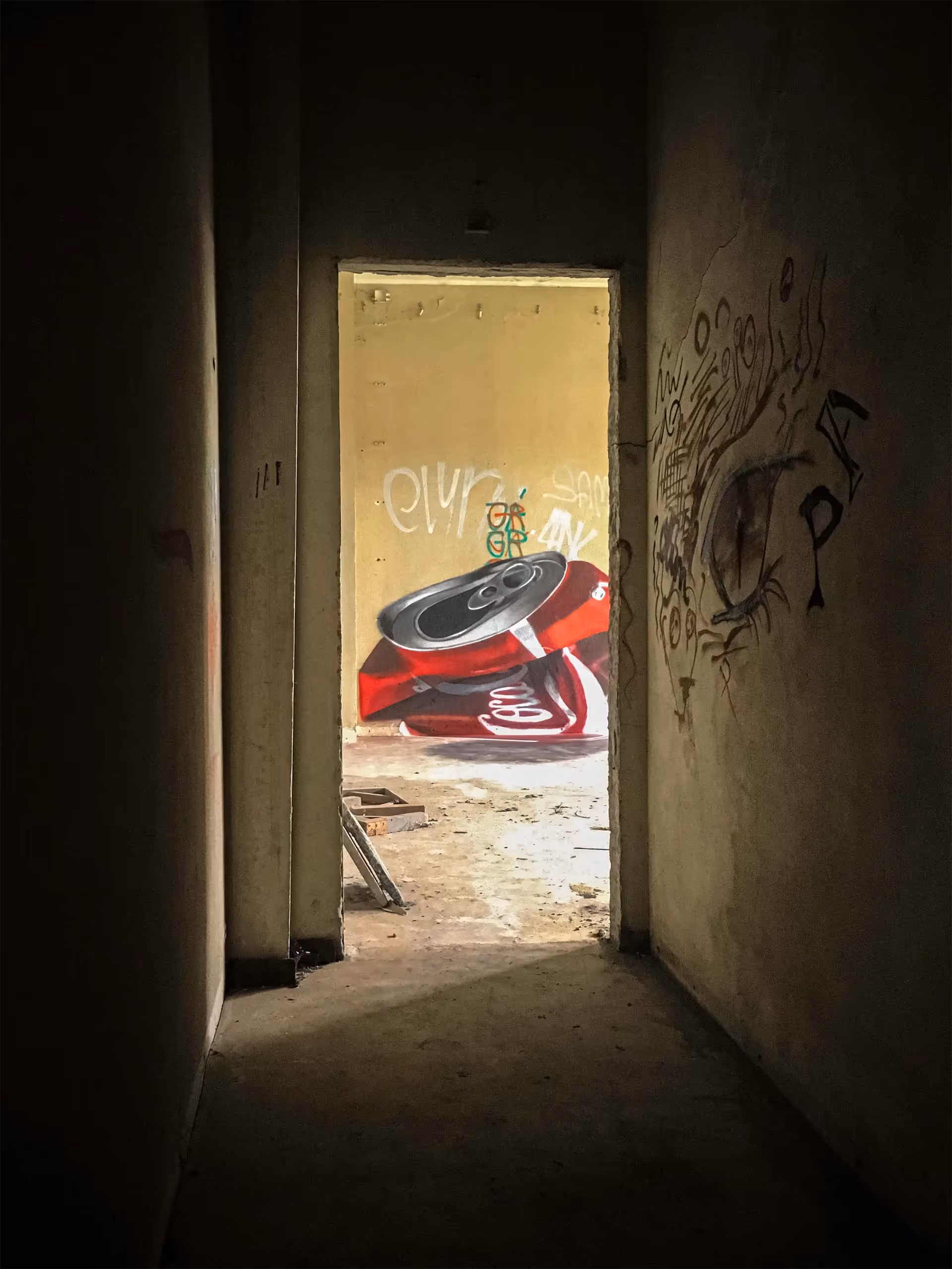 3D graffiti painting of a damaged Coca-Cola can