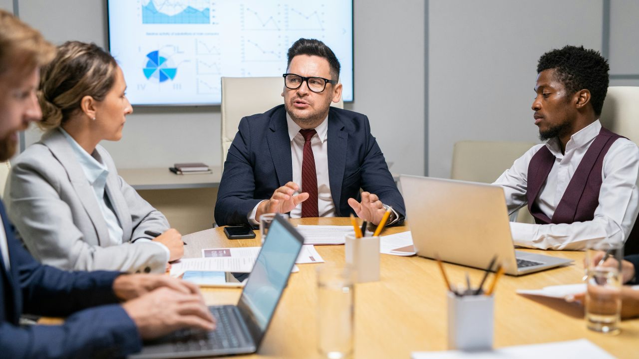 Decision-Making Under Uncertainty: How Executives Decide When Certainty Is Incomplete