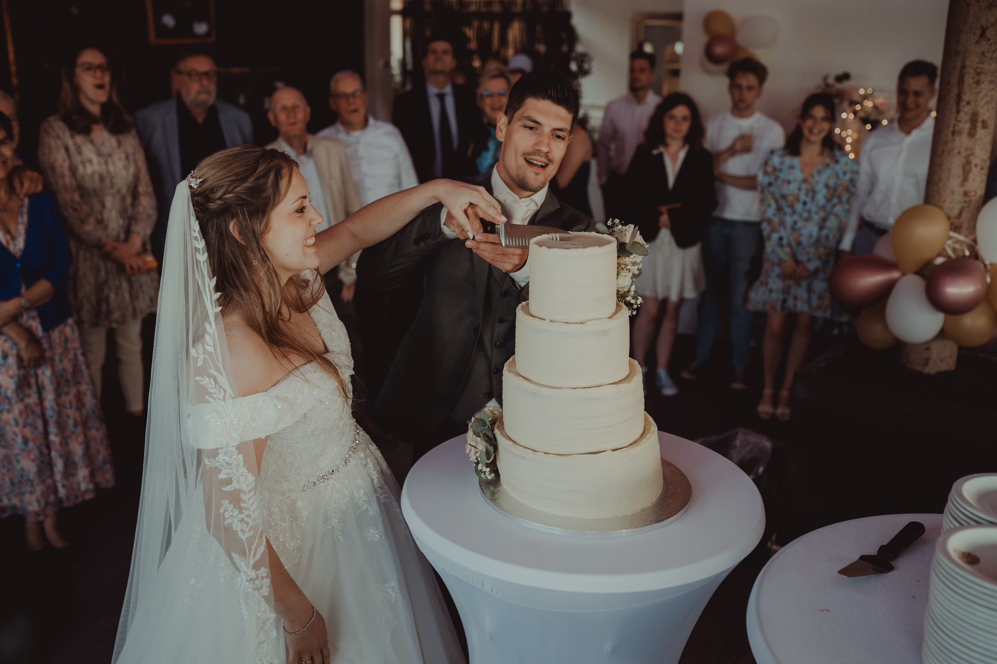 Bruid en bruidegom snijden een bruidstaart aan