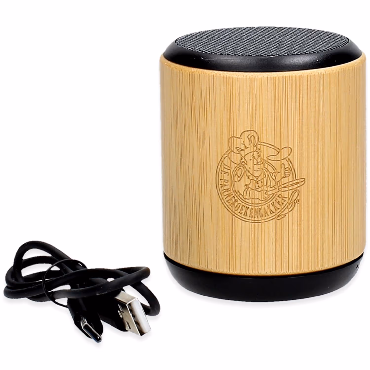 Geluidsbox en oplader met logo van De Pannekoekenbakker.
