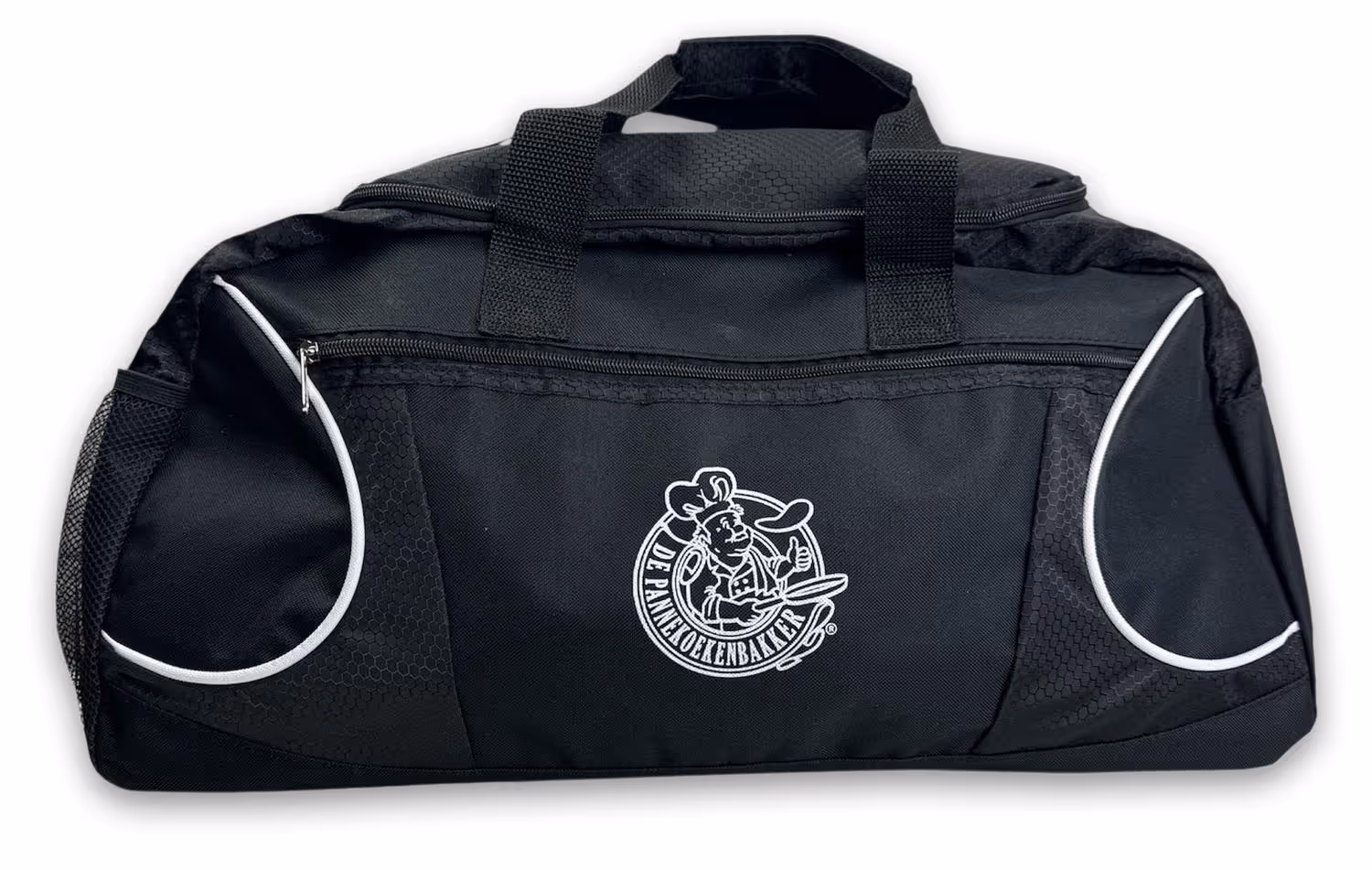 Zwarte sporttas met witte details en wit logo van De Pannekoekenbakker.