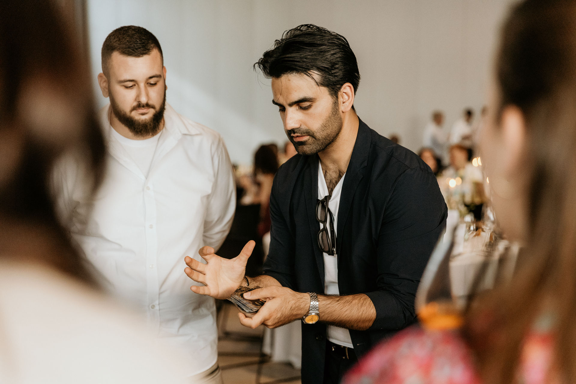 Tischzauberei für Firmenevents in Hamburg: So läuft Close-up-Magie direkt bei den Gästen ab