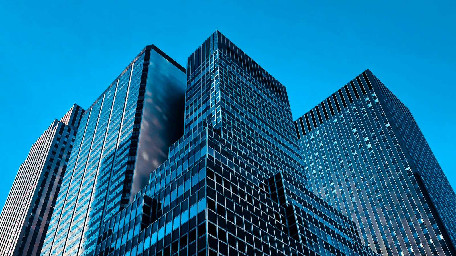 Tours de bureaux d'un quartier d'affaires vues en contre-plongée