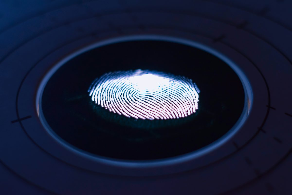 Empreinte digitale lumineuse sur la surface d'un scanner