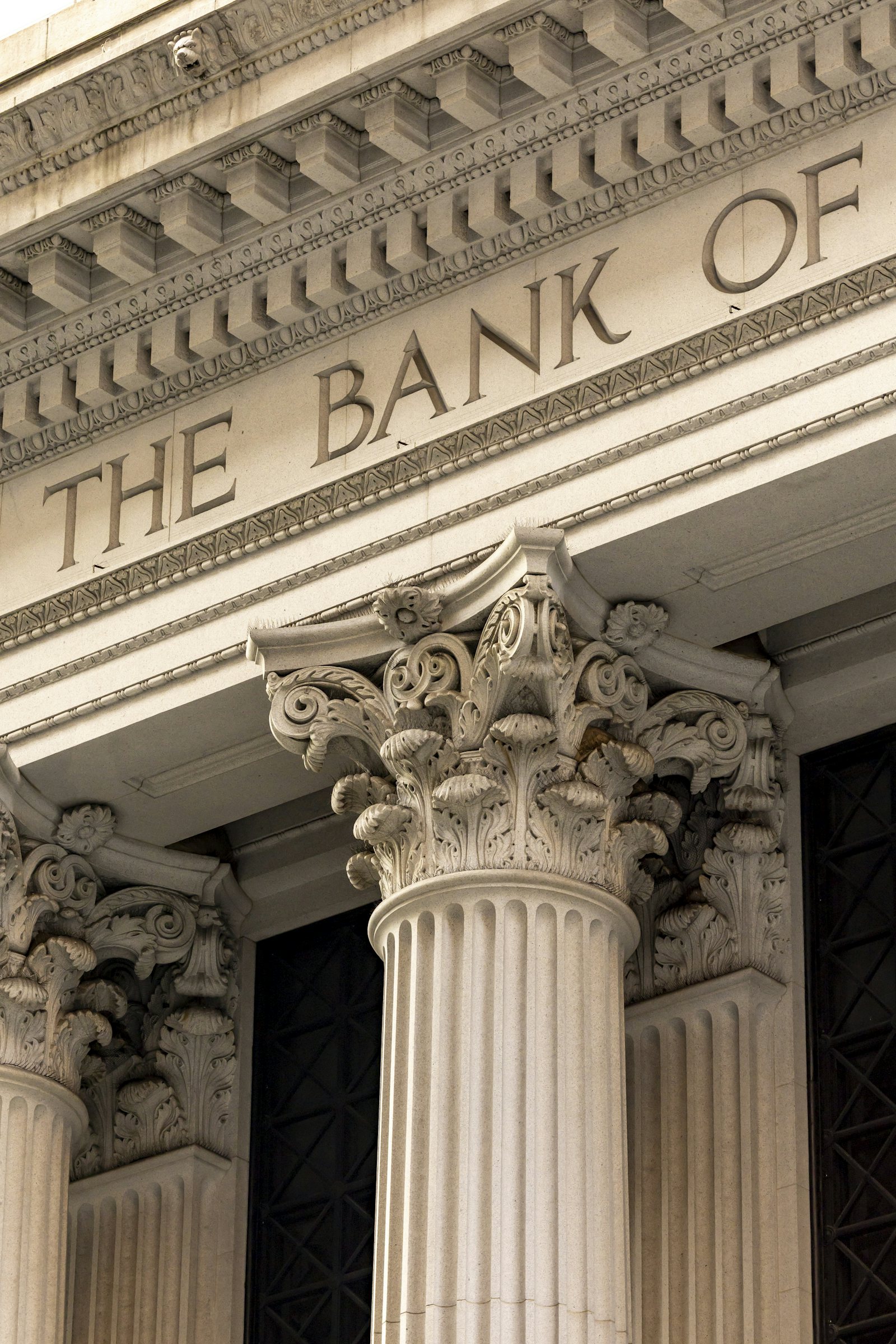 Façade classique à colonnes d'un établissement bancaire