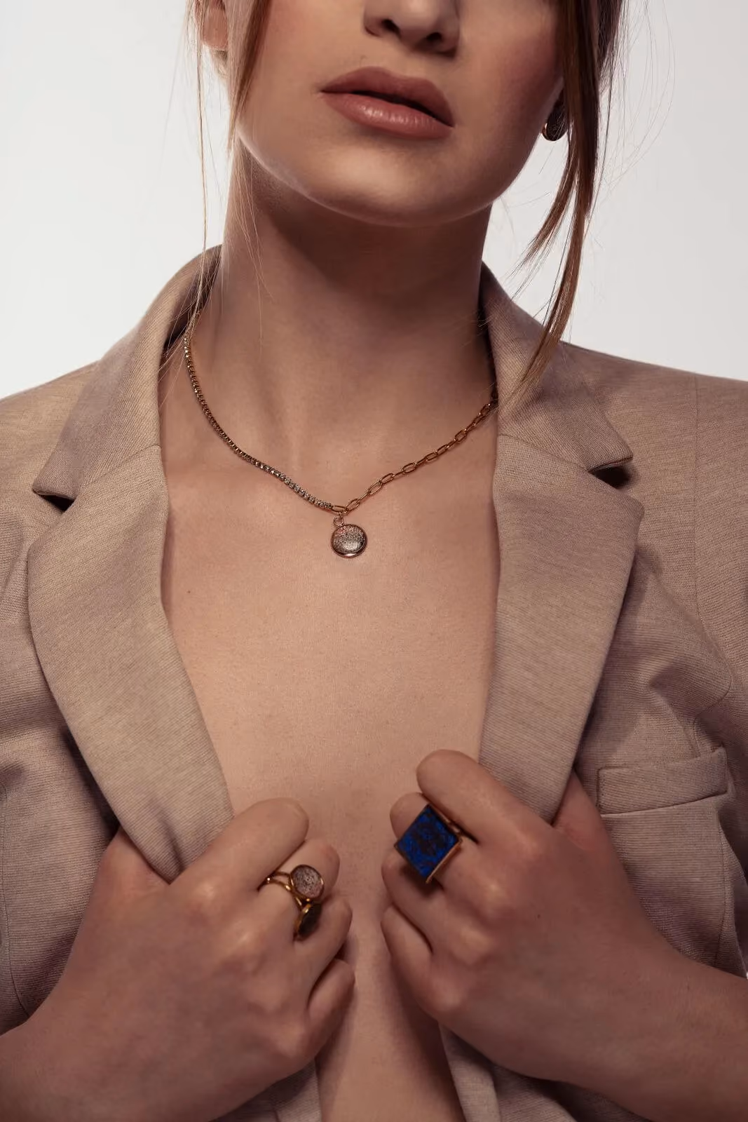 Ragazza che indossa i gioielli di Erika Fresch Collections