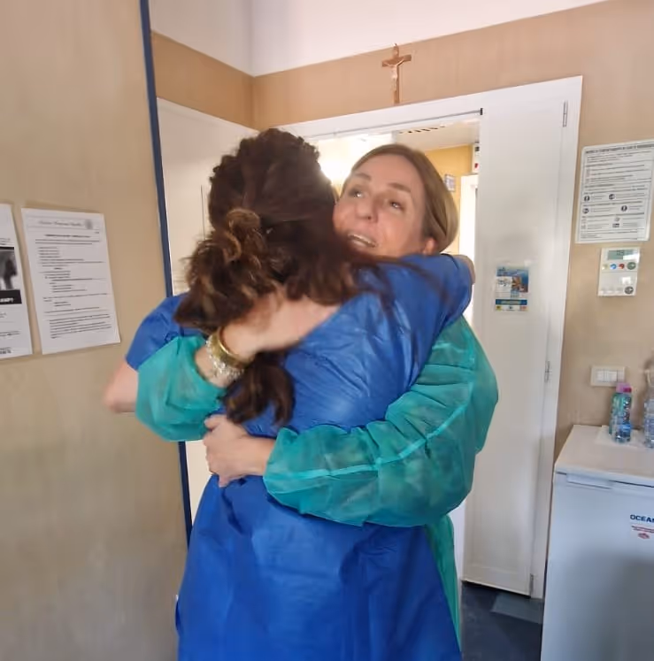 Abbraccio tra Erika Fresch e una Mamma del Gaslini