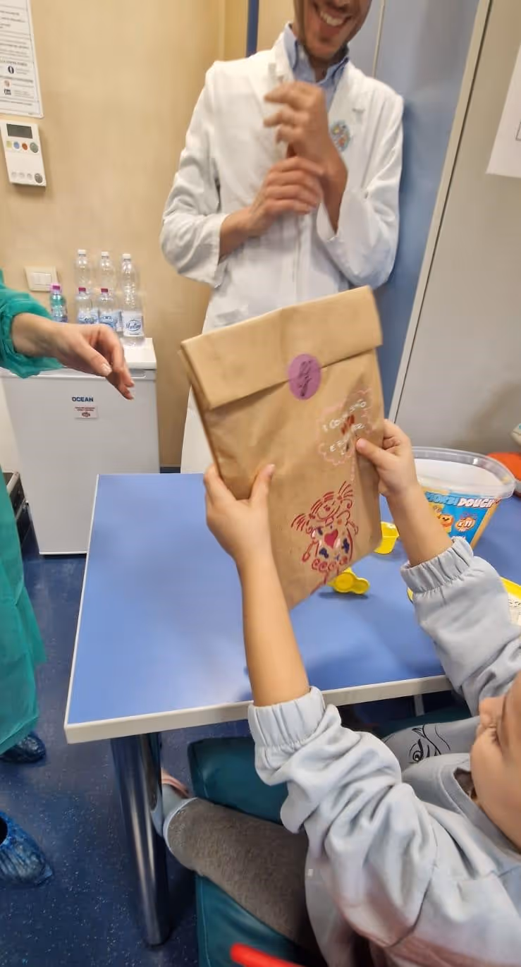 Bambino che riceve regalo