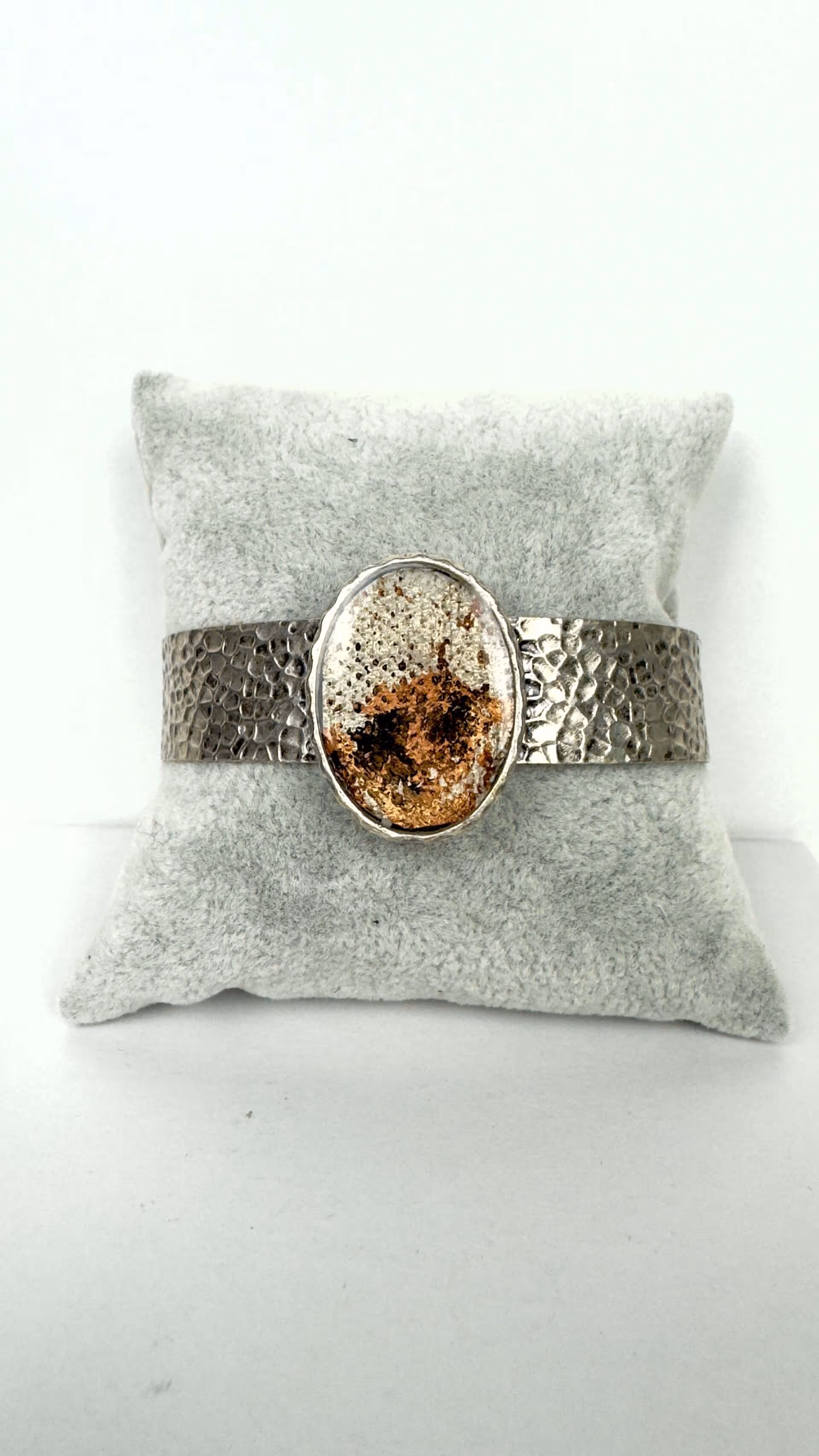 Bracciale in argento battuto che include una tela dipinta realizzata con i toni del beige e del marrone rendono questo bracciale unico nel suo genere.
