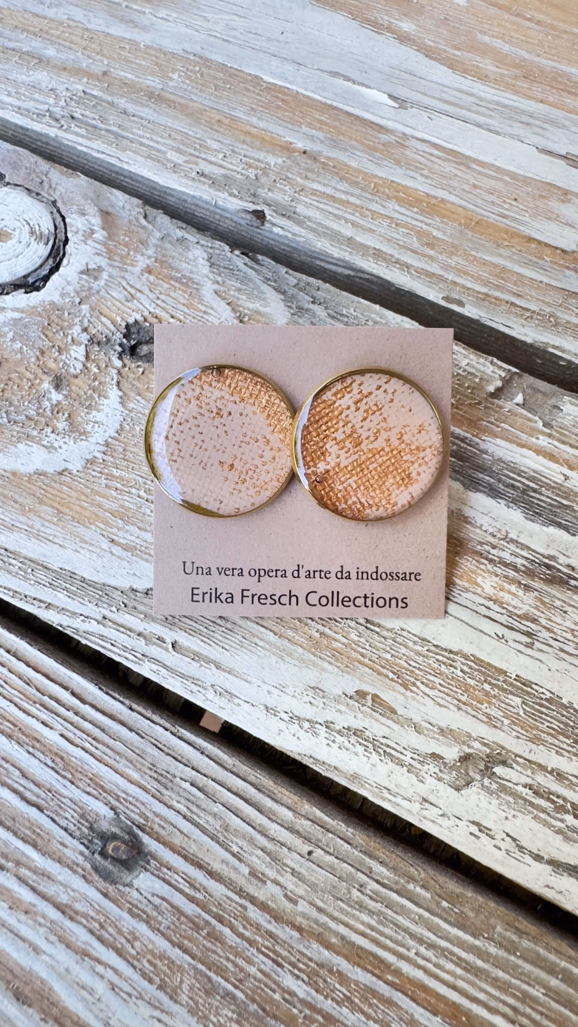 Orecchini a Bottone color rame e rosa cipria che includono una tela dipinta che rappresenta la l'eleganza.
