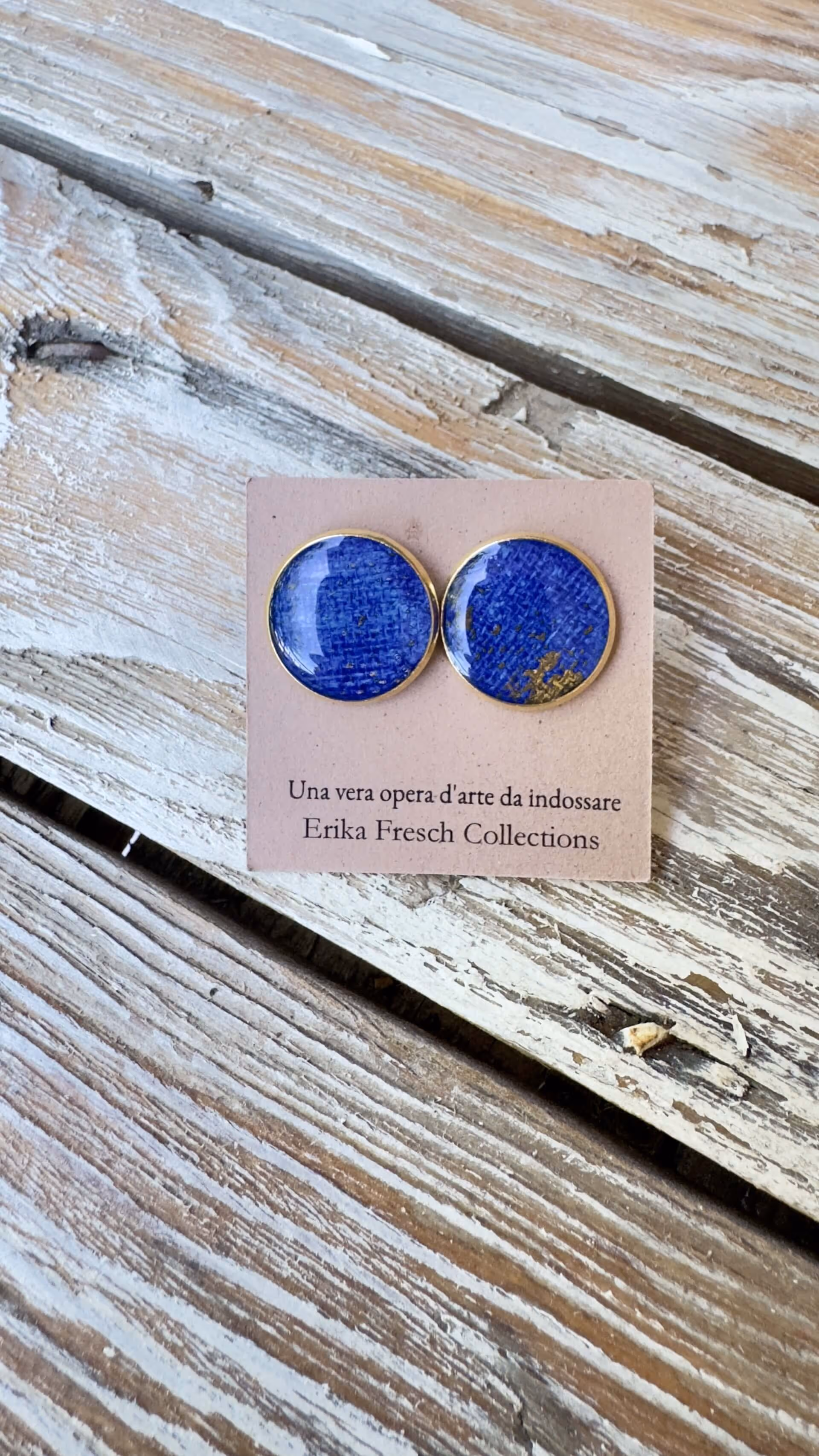 Orecchini a Bottone color blu e oro che includono una tela dipinta che rappresenta il cielo.