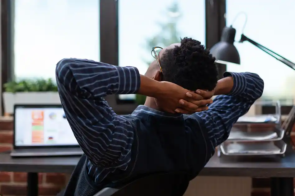 La chaise tue : comment la sédentarité s’est imposée dans nos bureaux (et comment l’aménagement peut y répondre)