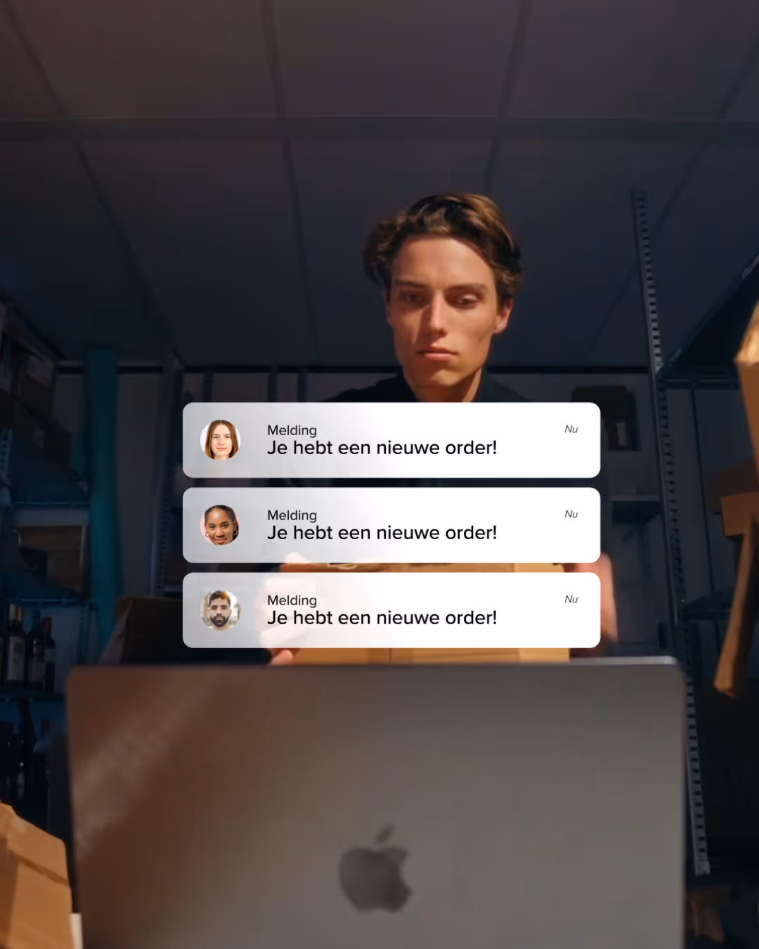 Man achter laptop ontvangt meerdere verzendnotificaties op het scherm.