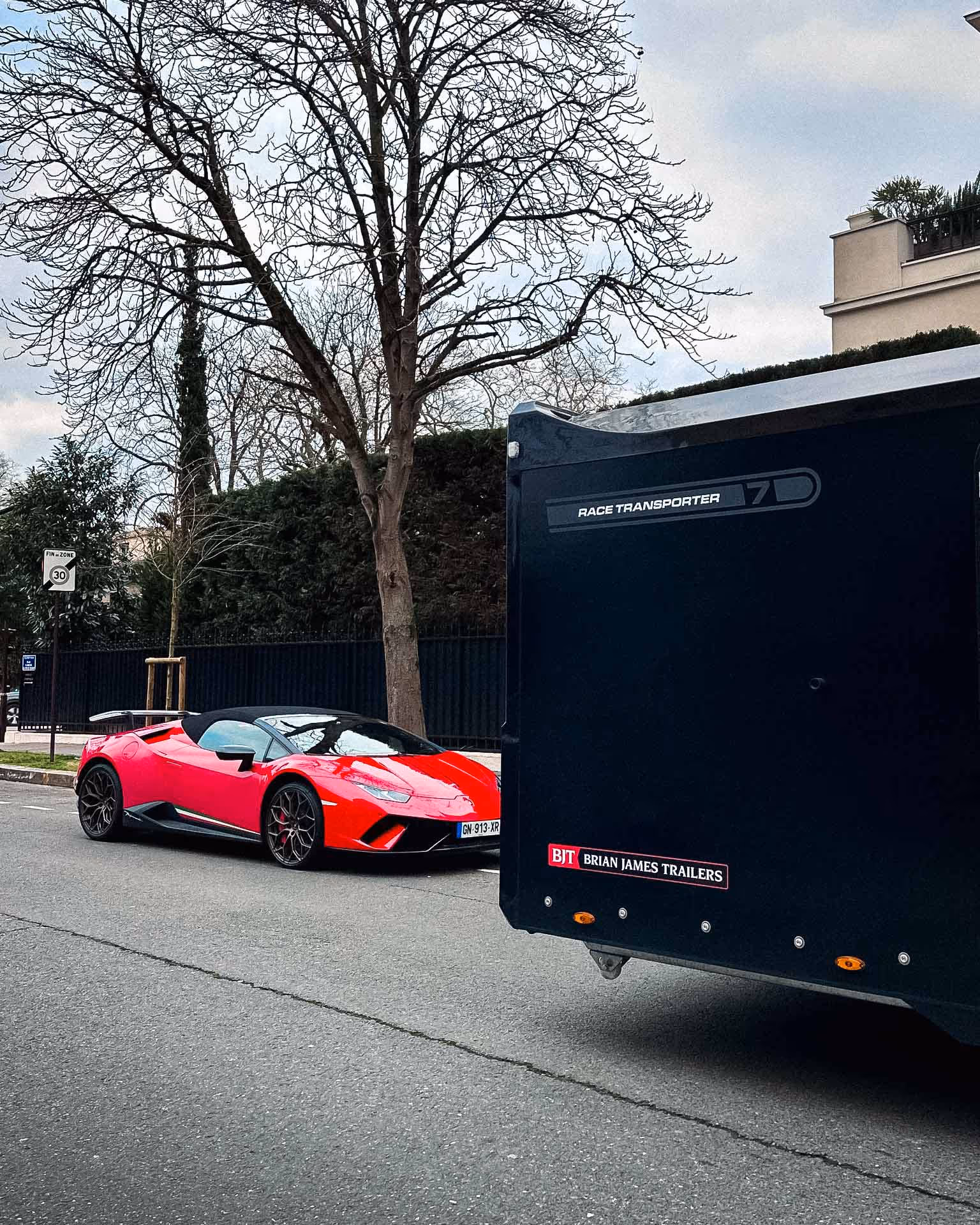 Transport au sein d'une remorque pour supercar Lamborghini