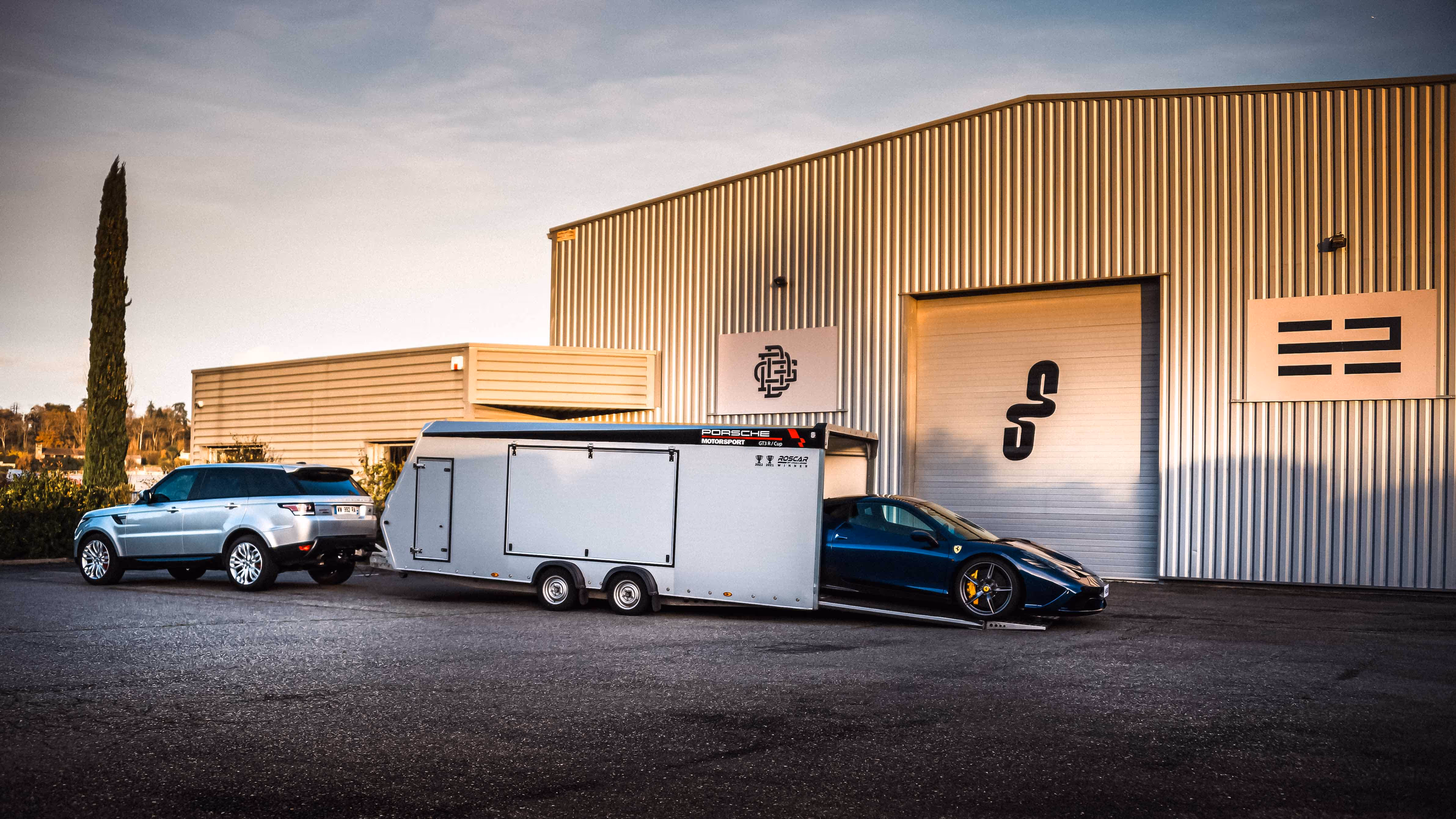 Transport au sein d'une remorque pour supercar